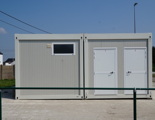 Vestiaires avec douches pour équipe de football 90 m²