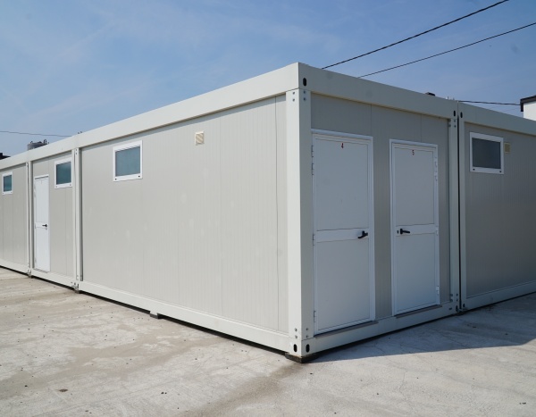 Vestiaires avec douches pour équipe de football 90 m²