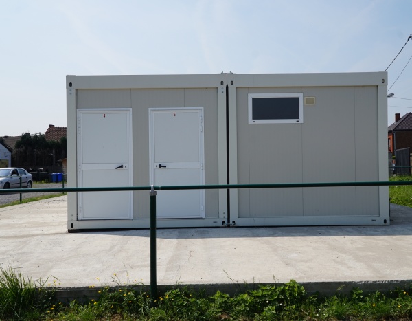 Vestiaires avec douches pour équipe de football 90 m²