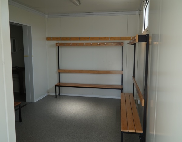 Vestiaires avec douches pour équipe de football 90 m²