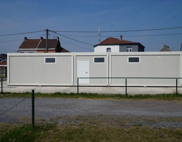 Vestiaires avec douches pour équipe de football 90 m²