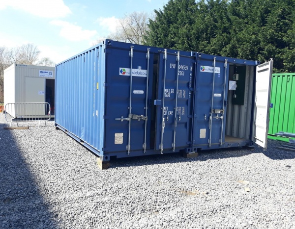 Assemblage van twee 20 ft zeecontainers voor de inrichting van een werkplaats/opslagruimte