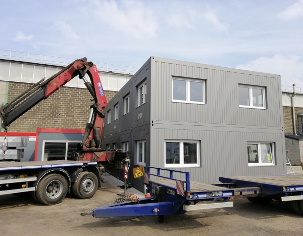 Extension d'une usine avec 10 modules de 800 x 300 cm servant de bureau