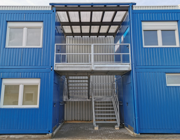 Bureaux et conteneurs superposer avec escalier au milieu