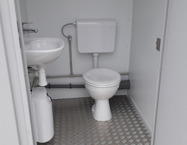 2 WC 8 feet ( +/- 3 m² )