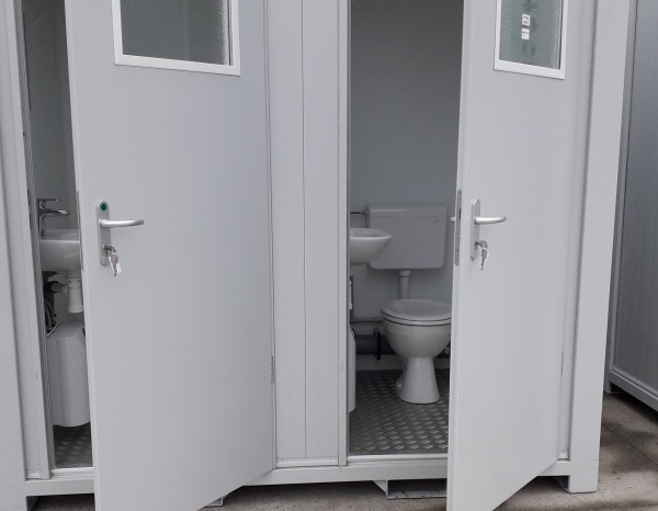 2 WC 8 feet ( +/- 3 m² )