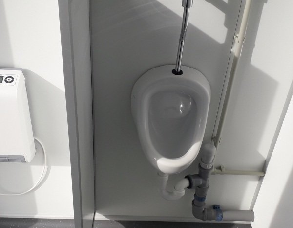 1 WC + 1 douche avec cuve de rétention ( +/- 7,35 m² )