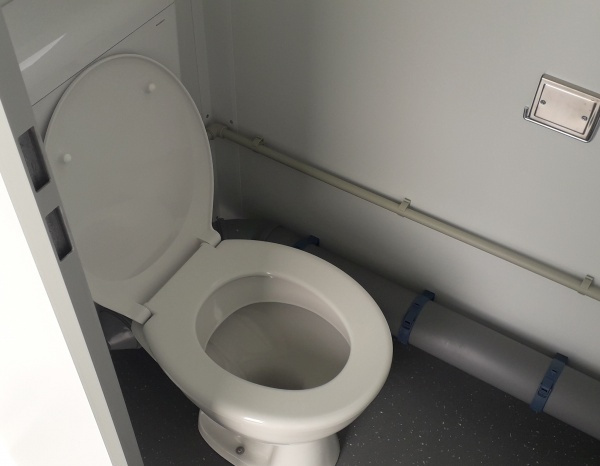 1 WC + 1 douche avec cuve de rétention ( +/- 7,35 m² )