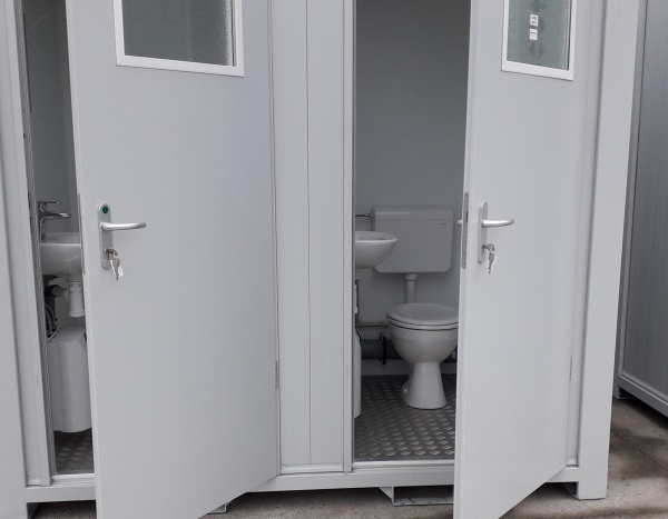 2 WC 8 feet ( +/- 3 m² )