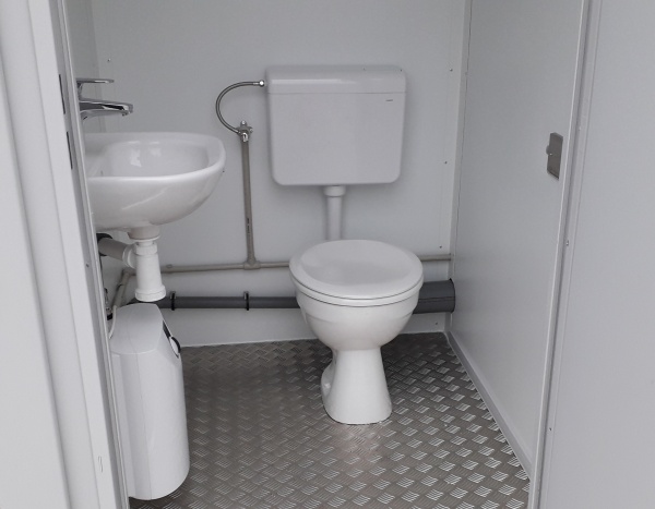 2 WC 8 feet ( +/- 3 m² )