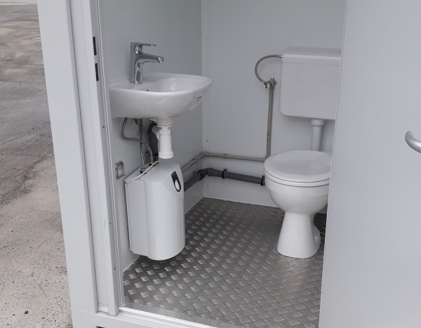 2 WC 8 feet ( +/- 3 m² )