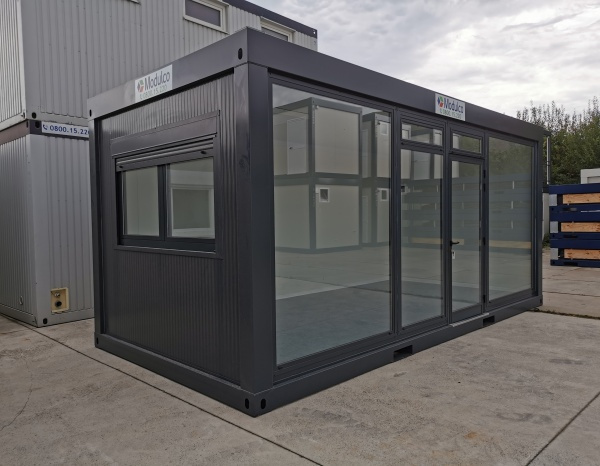 ( M63V) Pop up store / glazen front grijs 600 x 300 cm ( +/- 18,00 m² )