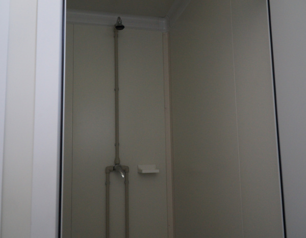 (MIX63) 600 cm x 300 cm WC + douches ( +/- 18,00 m² )