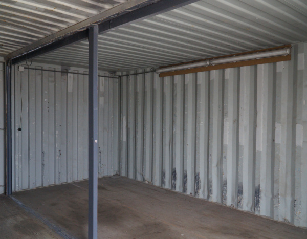 Opslagcontainer 60" drie zeecontainers geassembleerd ( +/- 44,30 m² )