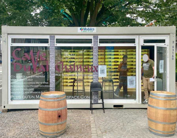 ( M63V) Pop-up store/ Face vitrée 600 x 300 cm ( +/- 18,00 m² )