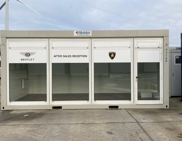 ( M63V) Pop-up store/ Face vitrée 600 x 300 cm ( +/- 18,00 m² )