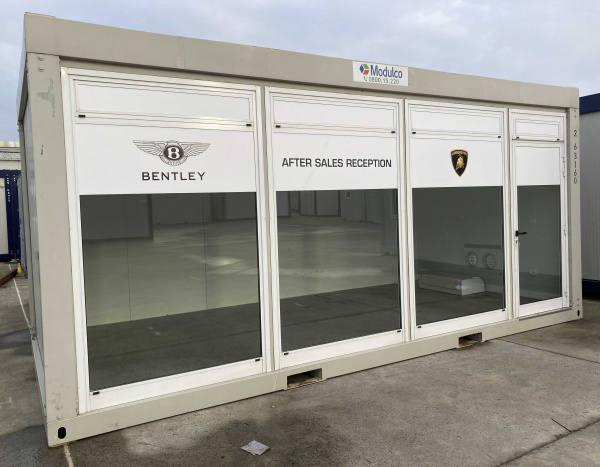 ( M63V) Pop-up store/ Face vitrée 600 x 300 cm ( +/- 18,00 m² )