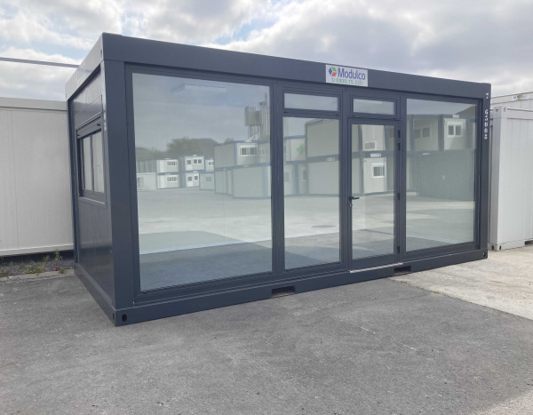 ( M63V) Pop up store / glazen front grijs 600 x 300 cm ( +/- 18,00 m² )