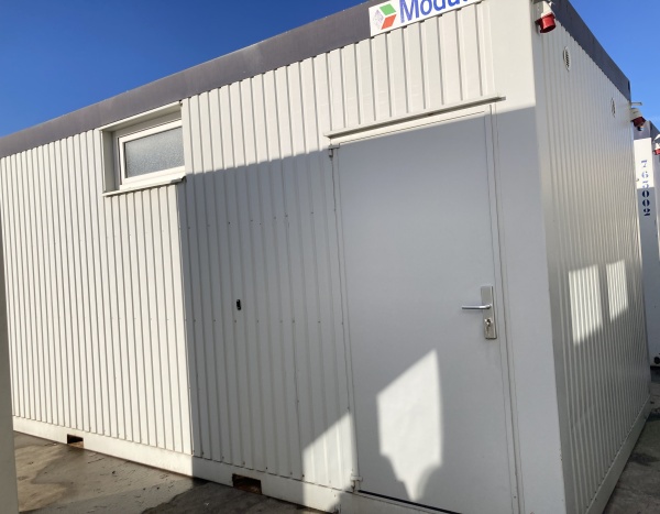 Module d'occasion de +-600 x 300 cm  vestiaires avec 3 lavabos || 8500,00 € ||