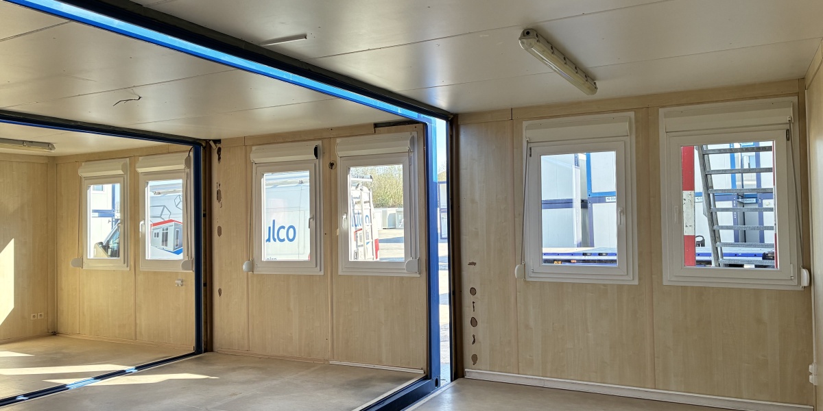 Assemblage de 3 containers de +- 600 x 300 cm qui forme un module de +- 600 x 900 cm - slide 3