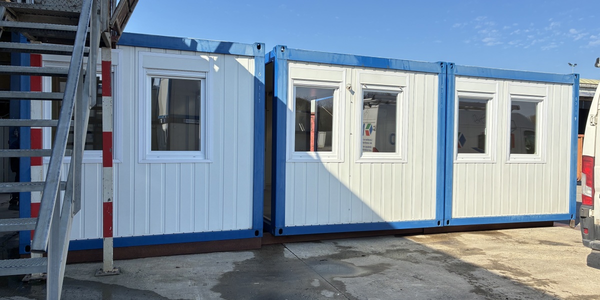 Assemblage de 3 containers de +- 600 x 300 cm qui forme un module de +- 600 x 900 cm - slide 1